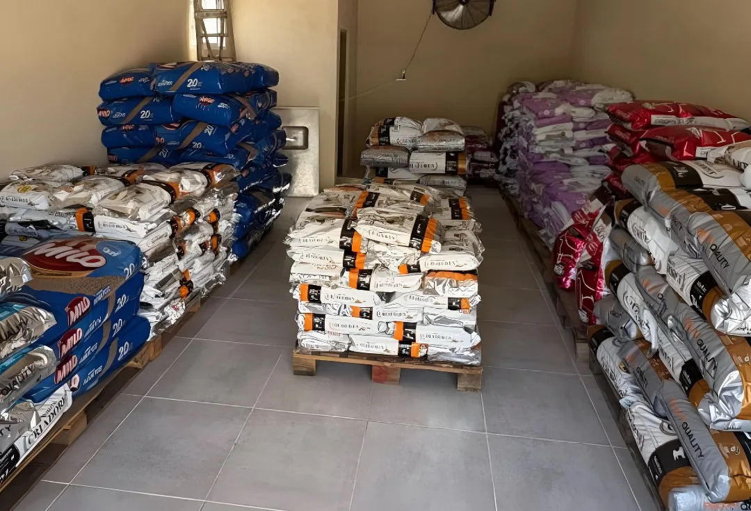Depósito mayorista de TR Express con pallets de alimento para mascotas listos para distribución